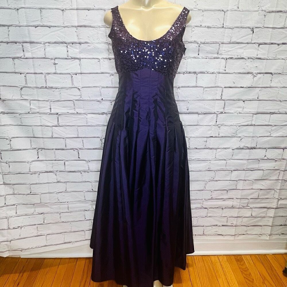 Calvin Klein Womens Purple Sleeveless Satin Sequin Upper Bodice Gown Size 4